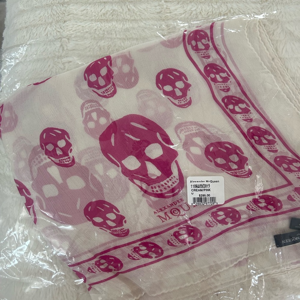 Alexander McQueen silk skull scarf NWT cream pink